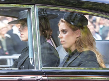 Лишат ли королевских титулов Беатрис и Евгению после скандала с принцем Эндрю?