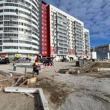 Ранее этот заезд выходил на высокий асфальт прямо у здания, где низкие машины проезжали очень болезненно | Источник: Карина Оконешникова / 14.RU