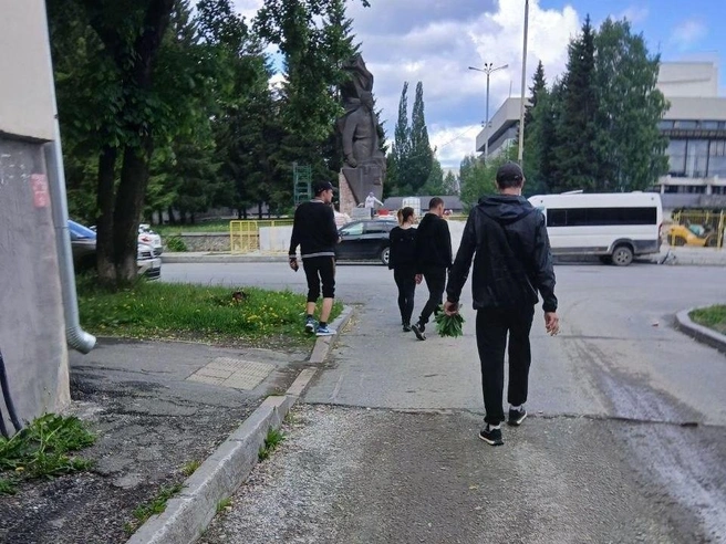 Мужчина в нетрезвом состоянии схватил пучок черемши и поспешил уйти | Источник: читатель E1.RU