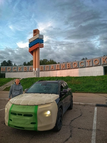Обклейка машины для перегона обошлась ярославцу в 4000 рублей. Это поможет защитить её от мелких камней, гравия | Источник: Максим Подобедов / vk.com 