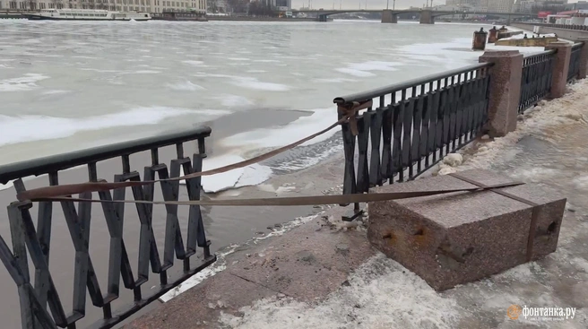 Сломанный забор и бурление в асфальте. Что происходит на Выборгской набережной | Источник: читатель «Фонтанки»