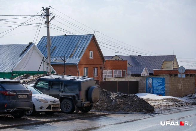 Машин тут еще и припарковано много | Источник: Булат Салихов / UFA1.RU