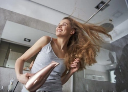 Вы этого не знали: как фен может ухаживать за волосами