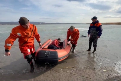 Спасатели вывели рыбака с озера Кенон в Чите