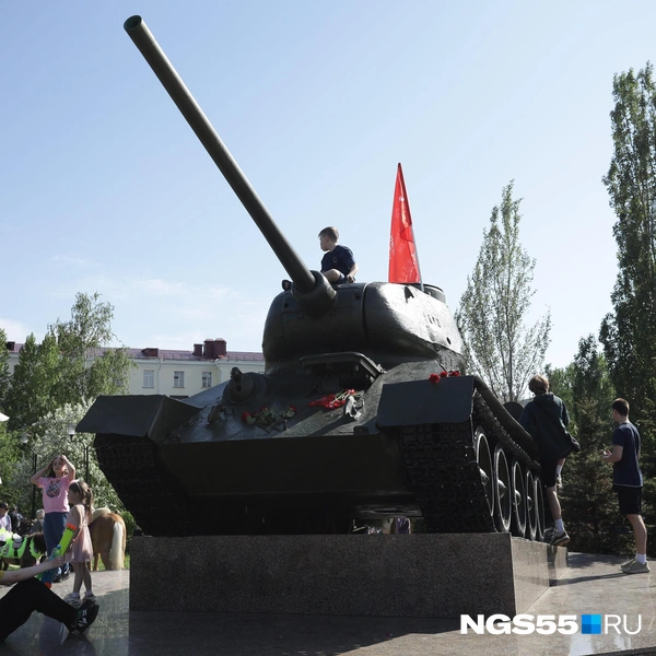 Дети с удовольствием играли с военной техникой | Источник: Кирилл Башинский / NGS55.RU