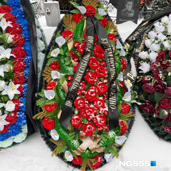 Пока шли похороны, венки припорошило снегом  | Источник: Евгений Софийчук / NGS55.RU