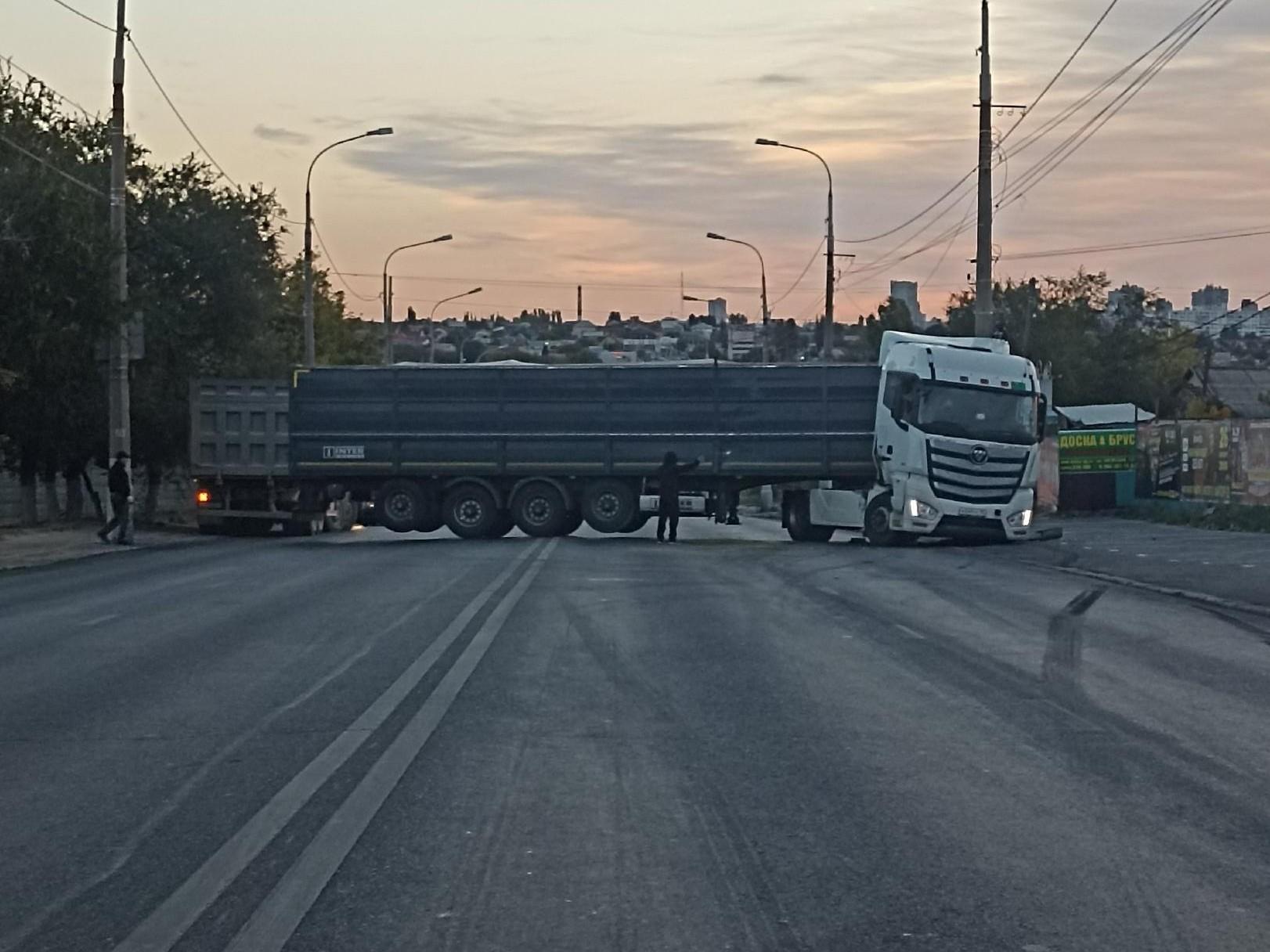 «Телега» полетела вперед кабины: в Волгограде большегруз полностью перекрыл Вторую продольную по всей ширине