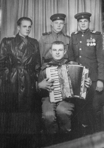 Иван Язовских (справа) с товарищами | Источник: Далматовский краеведческий музей им. А. Н. Зырянова