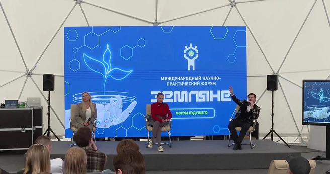 Валерий Шмат объясняет, как темные силы разъединяют троицу славянских народов | Источник: Форум «Земляне» / Vk.com