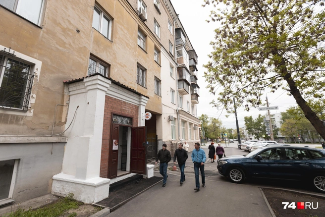 Вероятно, в 1950-х жильцы дома на Тимирязева пользовались этими входами в подъезды. Теперь же там небольшие коммерческие помещения | Источник: Наталья Лапцевич