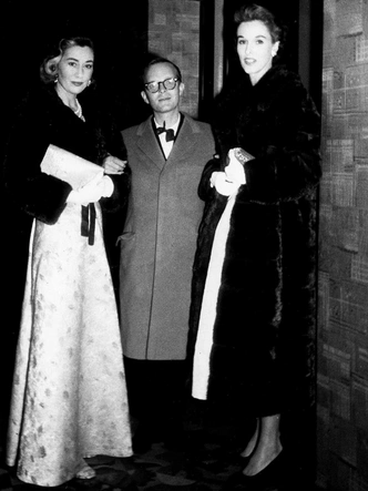 Светские львицы Джин Мюррей Вандербильт (слева) и Барбара «Бэйб» Пейли (справа) с писателем Трумэном Капоте, 1957 год