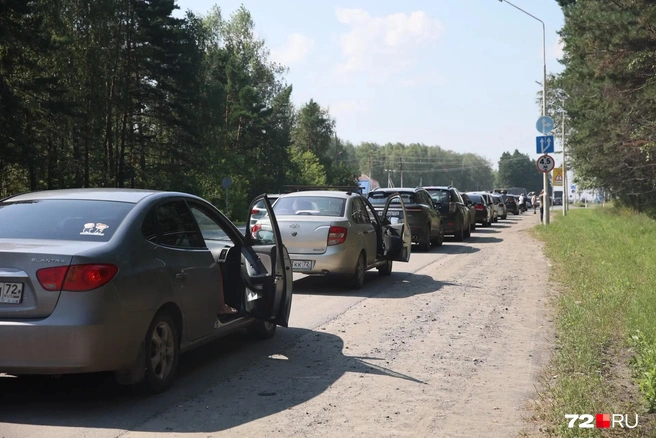 Водители выходят из машин, общаются друг с другом и следят за дорогой в ожидании бензовоза | Источник: Ирина Шарова / 72.RU