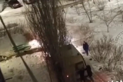 Скорая помощь застряла в снегу в Камышине