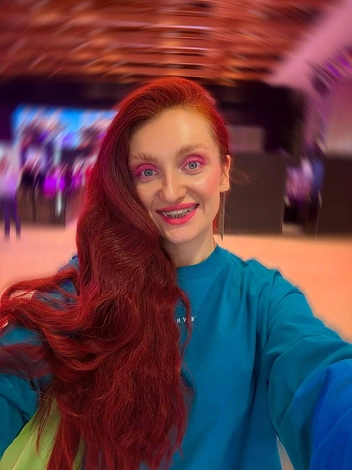 Анастасия любит носить яркие цвета | Источник: Анастасия Литвина