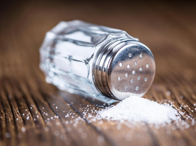 Тревожное суеверие: к чему рассыпалась соль?