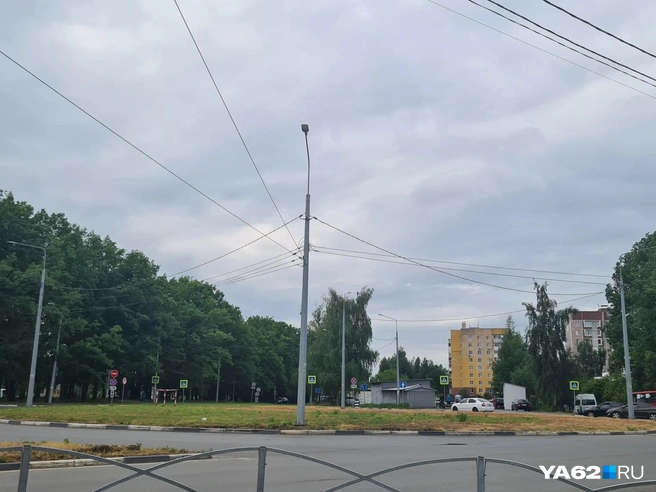 На Новоселов действительно есть круг, где может развернуться троллейбус | Источник: Светлана Коновалова / YA62.RU