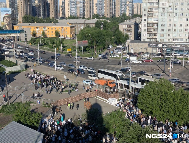 Большое скопление людей на остановках | Источник: Никита Шайхутдинов / NGS24.RU