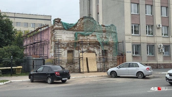 В июле рабочие приступили к восстановлению бывшей лавки купца Дунаева | Источник: Алёна Кисель /45.ru