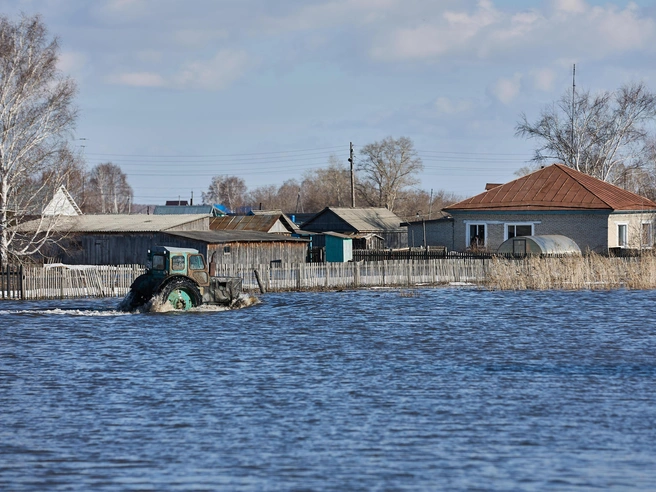 На дорогах местного значения зарегистрировано 26 переливов воды. | Источник: Александр Ощепков / NGS.RU