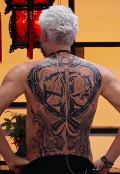 Филипп Киркоров показал огромную татуировку с самим собой