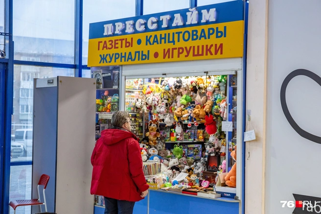 Поднимаемся на первый этаж и здесь у входа стоит киоск со всякой всячиной | Источник: Кирилл Поверинов / 76.RU