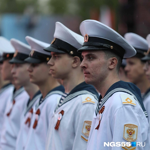 Белые тельняшки моряков смотрятся эффектно | Источник: Евгений Софийчук / NGS55.RU