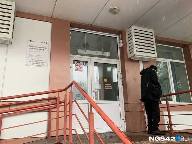 Поликлиника расположена на первом этаже обычной хрущевки | Источник: Татьяна Ирискина / NGS42.RU