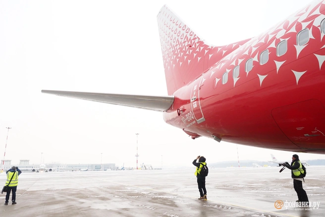 По мнению Романа Гусарова, у авиакомпаний нет снижения ни по одной из статей расходов — дорожает топливо, повышаются налоги и зарплаты | Источник: Михаил Огнев / FONTANKA.RU