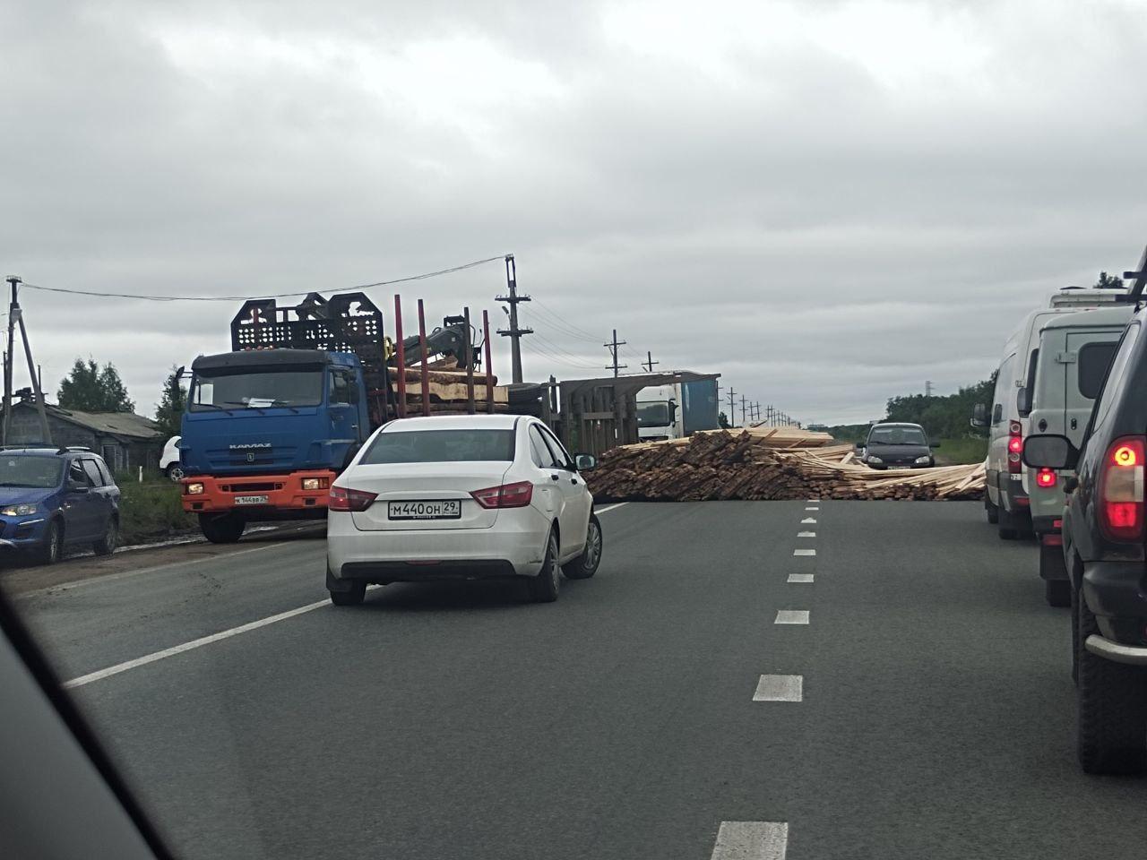 На дороге в Архангельске опрокинулся прицеп с досками
