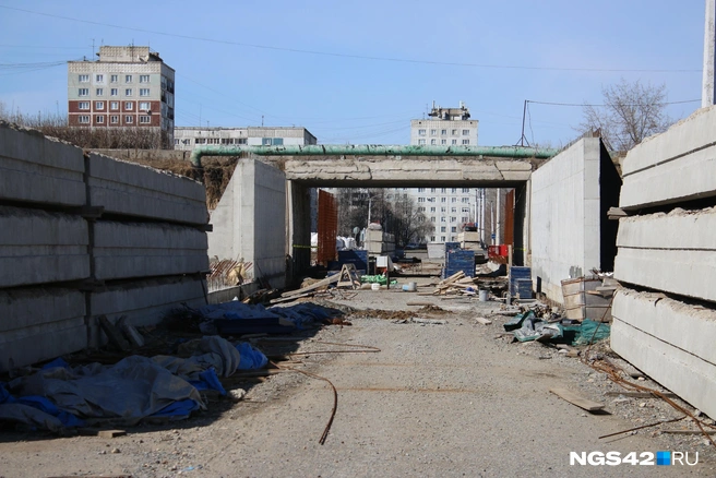 Пока тоннель простаивает, жители вынуждены терпеть пробки на другом въезде в Новоильинку | Источник: Игорь Епифанцев / NGS42.RU