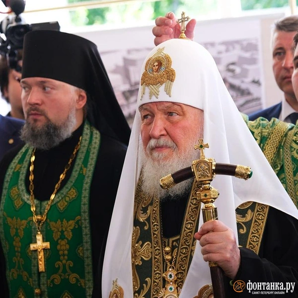 На набережной Карповки установили закладной камень будущего храма. | Источник: Анжела Мнацаканян / FONTANKA.RU