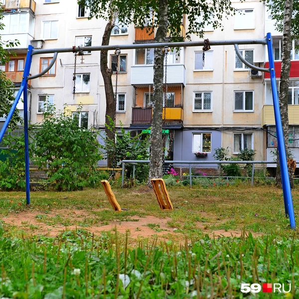 Не все качели в хорошем состоянии | Источник: Ирина Тропина / 59.RU