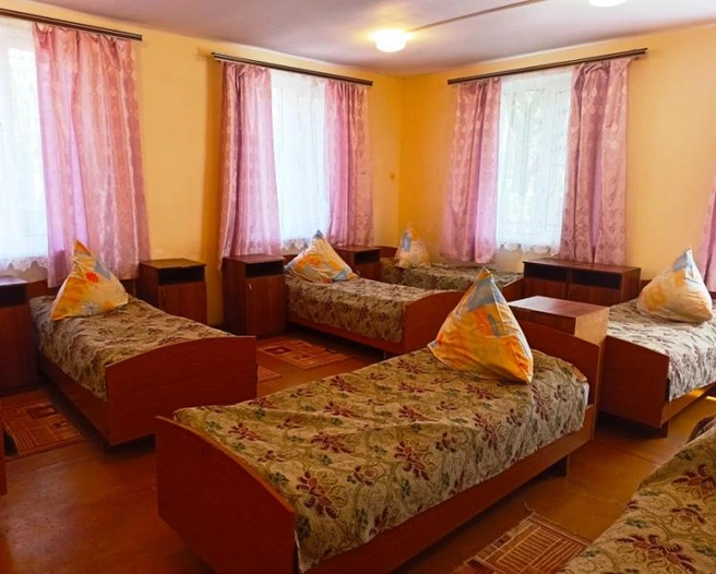 Спальня с симпатичными шторами | Источник: camp.samregion.ru