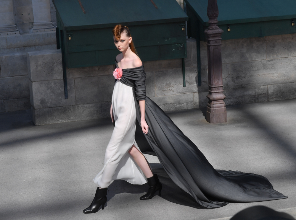 Как оригинально признаться в любви Парижу? Мастер-класс от Карла Лагерфельда | marieclaire.ru