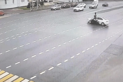 Такси сбило мотоциклиста в центре Казани