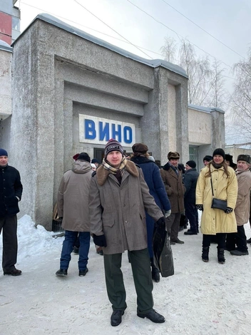 А это кадры со съемок сериала «Слово пацана» | Источник: Артем Клубов / 76.RU 