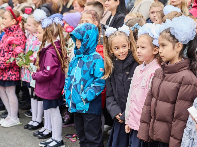Многие родители впервые провожают своих детей в школу. Одни первоклассники радуются празднику, другие же выглядят серьезными и задумчивыми | Источник: Александр Ощепков / NGS.RU