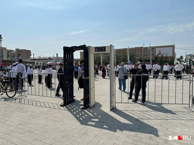 Пройти на площадь можно только через КПП | Источник: Илья Константинов / 14.RU