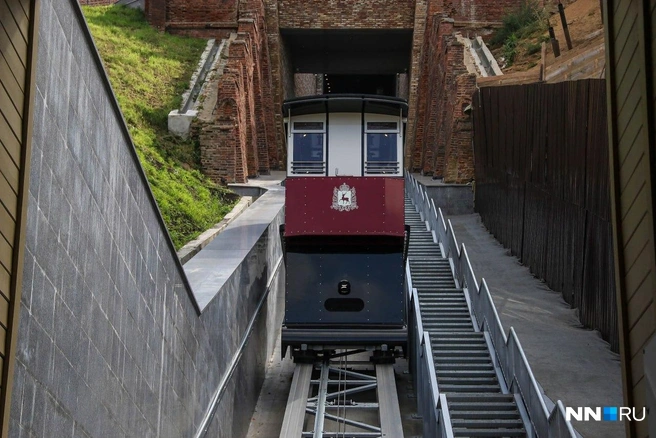 В этом году на склоне кремля начал работать долгожданный фуникулер. Нижегородцы несколько лет наблюдали за строительством подъемника — открыть его обещали еще в 2021 году | Источник: Наталья Бурухина / NN.RU