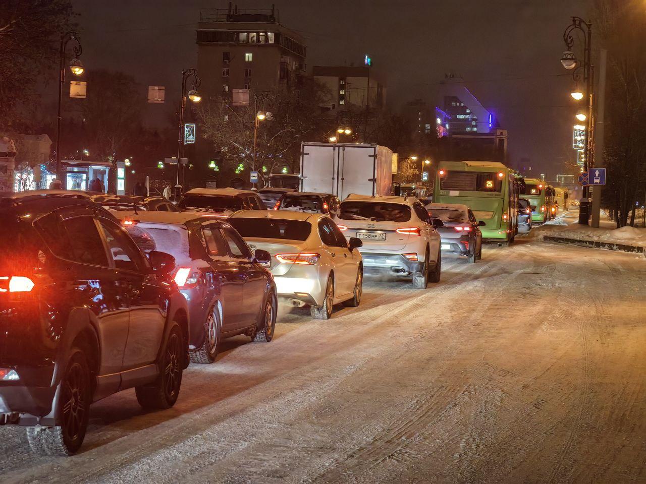Снегопад победил водителей. Тюменцы встали в километровые пробки после новогодних праздников