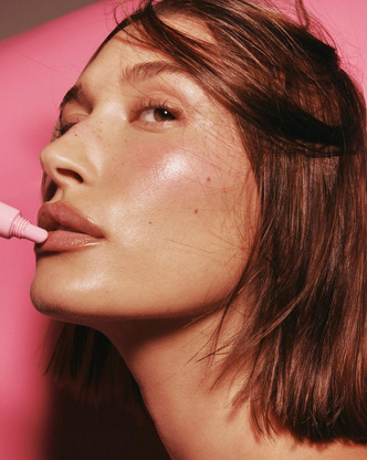 Розовый макияж как у Хейли Бибер — идея нежного и легкого образа на каждый день