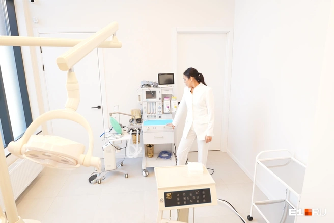 В клинике есть всё необходимое для лечения под наркозом — для тех, кто так и не смог справиться со страхом перед стоматологом | Источник: Кирилл Кушнов / E1.RU