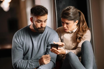 «Муж продолжает общаться с бывшими девушками после свадьбы. Как справиться с ревностью?»