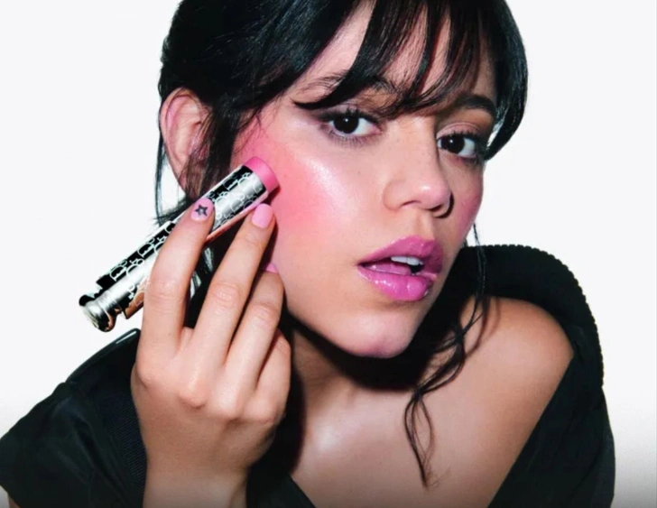 Дженна Ортега стала амбассадором Dior Beauty | Источник: WWD