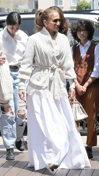 К свадьбе готова: Дженнифер Лопес надела белое платье с пышной юбкой