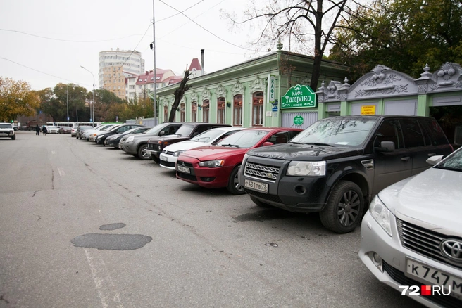 Осень 2016 года, октябрь. Тогда еще по улице Дзержиского свободно ездил транспорт, а гости кафе могли парковаться практически у входа в заведение | Источник: Ирина Шарова / 72.RU 