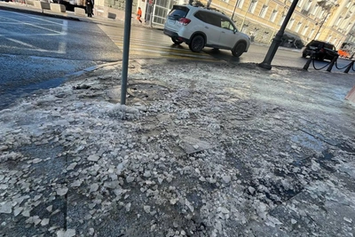 Владивосток стал катком: гололёд парализовал пешеходные зоны