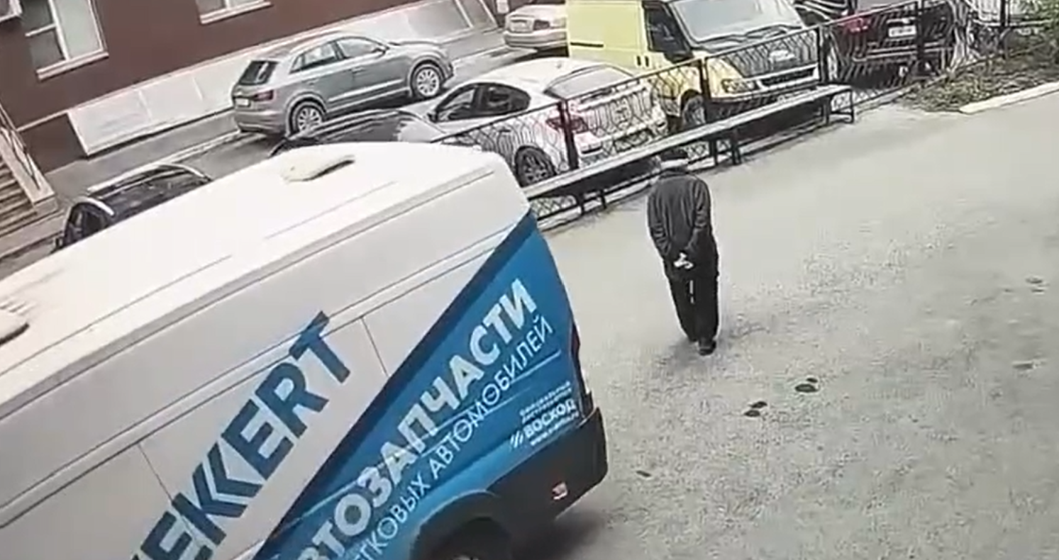 Кто сдал назад? Водитель фургона сбил пожилого челябинца возле поликлиники, но уголовное дело прекратили