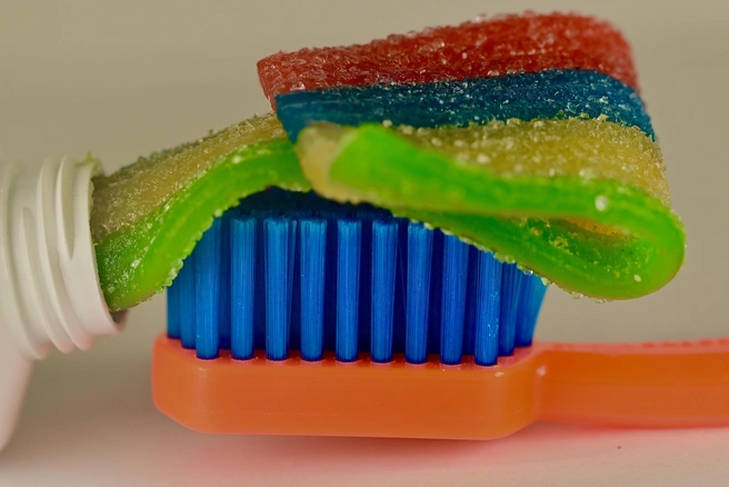 Есть зубные пасты со специальными красителями, которые позволяют контролировать качество чистки зубов | Источник: Татьяна Августова