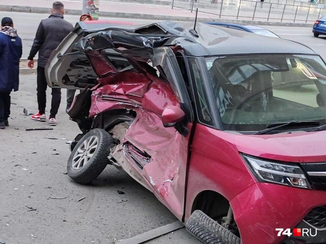 Красная Toyota была припаркована, когда в нее влетел BMW | Источник: читатель 74.RU